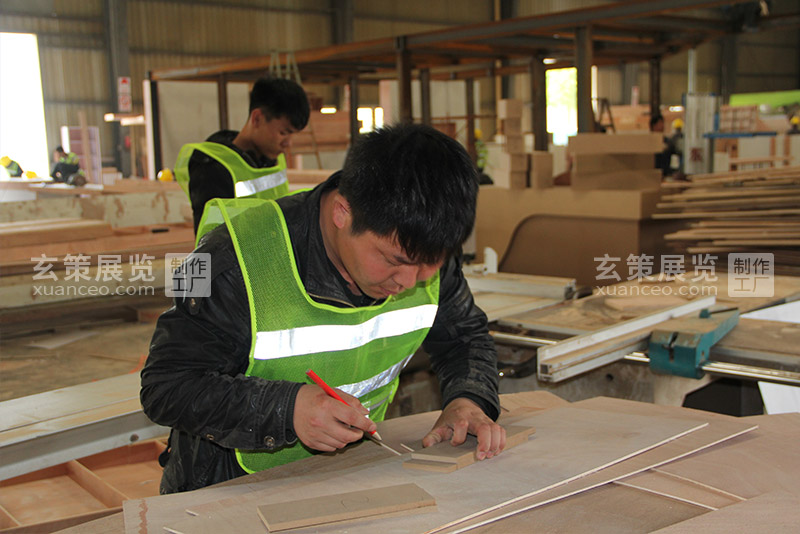 绿巨人黄色网站展覽工廠木工工人