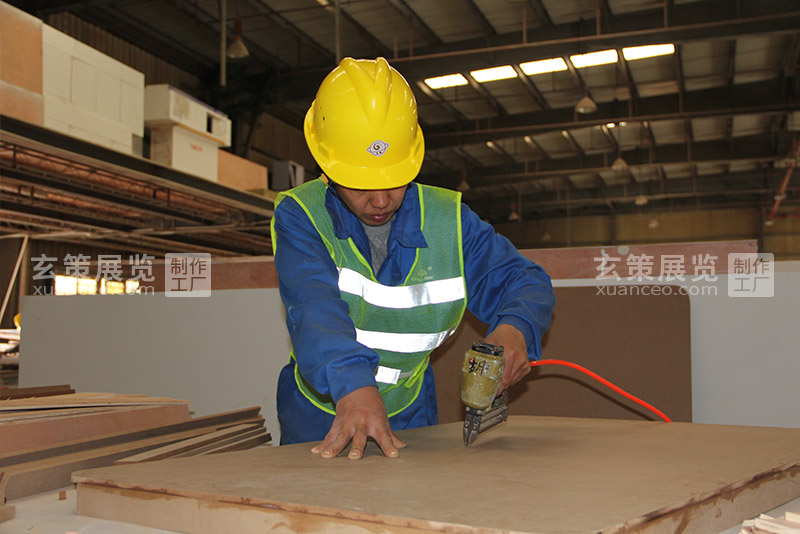 绿巨人黄色网站展覽工廠木工